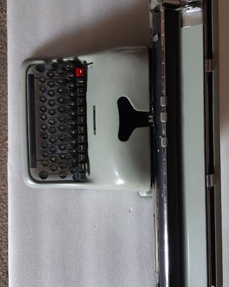 Macchina da scrivere olivetti
