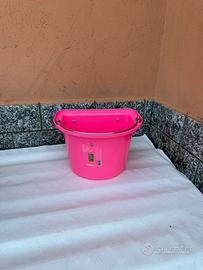 Mangiatoia per cavalli rosa