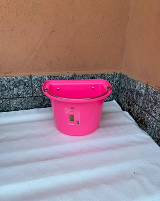 Mangiatoia per cavalli rosa