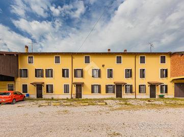 CASA DI CORTE A NOGAROLE ROCCA