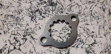 PIASTRINA FISSAGGIO PIGNONE HONDA 600 / 650