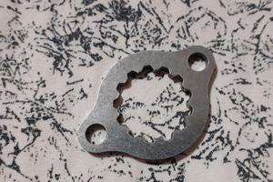 PIASTRINA FISSAGGIO PIGNONE HONDA 600 / 650