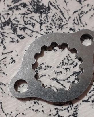 PIASTRINA FISSAGGIO PIGNONE HONDA 600 / 650