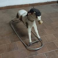 Cavallo a dondolo 