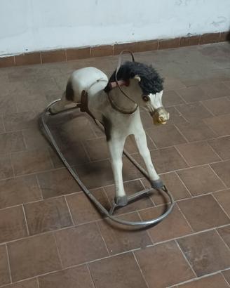 Cavallo a dondolo 