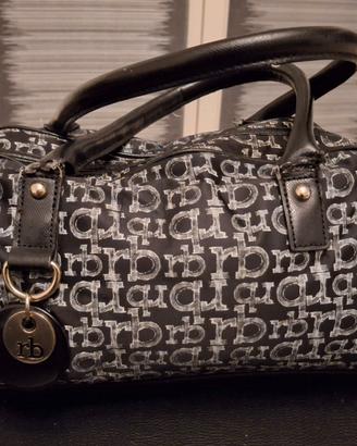 Borsa nera con scritte