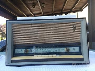 Raro modello di radio a valvole
