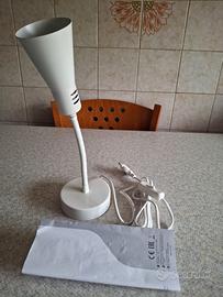 Lampada a muro di colore bianco flessibile.
