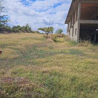 Terreno di 6000 mq con villa allo stato rustico