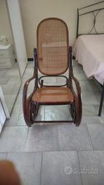 Sedia a dondolo in legno di  Gebrüder Thonet