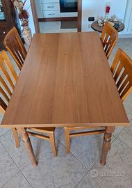 Tavolo in legno con 4 sedie