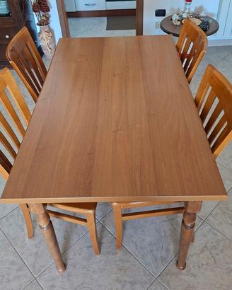 Tavolo in legno con 4 sedie