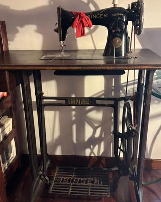 Macchina da cucire SINGER d’epoca a pedale