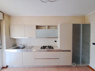 Cucina usata beige / crema, con elettrodomestici