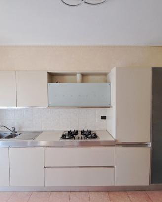 Cucina usata beige / crema, con elettrodomestici