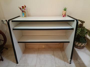 Scrivania bianca con bordi neri a 3 ripiani