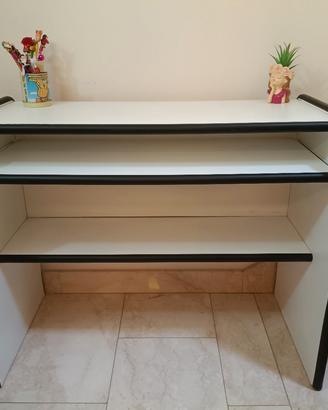 Scrivania bianca con bordi neri a 3 ripiani