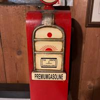 Pompa di benzina decorativa.