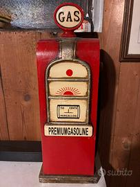 Pompa di benzina decorativa.