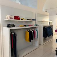 Arredamento negozio abbigliamento per bambini