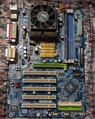 GIGABYTE GA-7VA + Athlon XP 1800+ 1GB DDR AGP