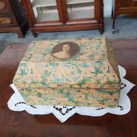 Bel portagioie in carta dipinta a mano 