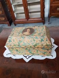 Bel portagioie in carta dipinta a mano 