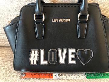 Borsetta Moschino con charm porta chiavi