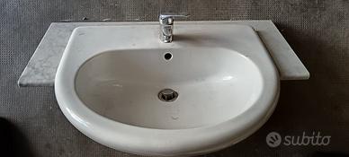 lavabo con rubinetteria e scarichi