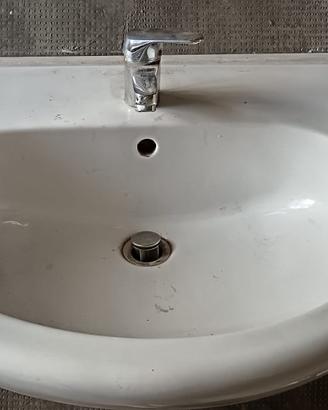 lavabo con rubinetteria e scarichi