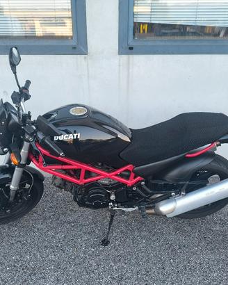 Ducati Monster 695 
