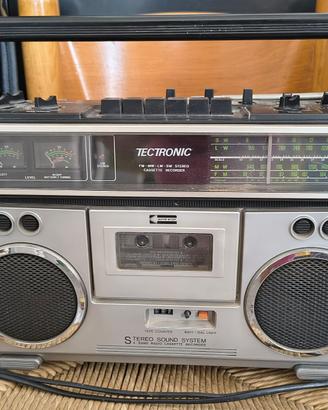 Radio mangiacassette.
