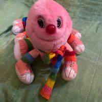 Peluche bruco rosa con scarpe da ginnastica