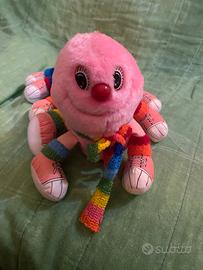 Peluche bruco rosa con scarpe da ginnastica