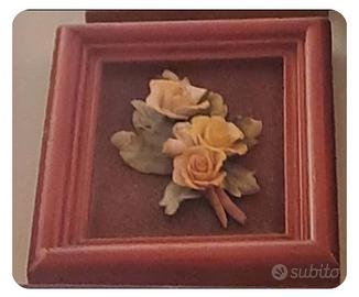 quadrino di legno, con fiori di ceramica 