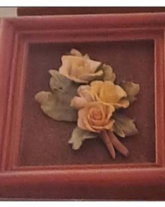 quadrino di legno, con fiori di ceramica 