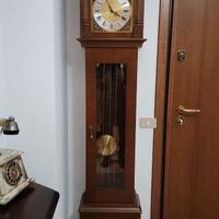 Orologio a pendolo funzionante con colonna