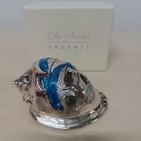 Conchiglia placcata argento e smalto con delfini