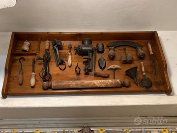 Quadro in legno vintage con utensili da cucina (ve