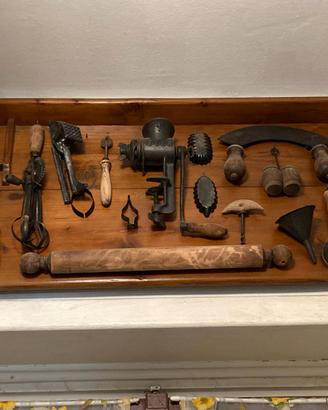 Quadro in legno vintage con utensili da cucina (ve