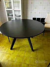Tavolo ovale nero dal design