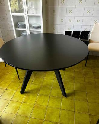 Tavolo ovale nero dal design