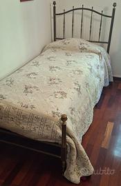 Letto in ottone con doghe in legno