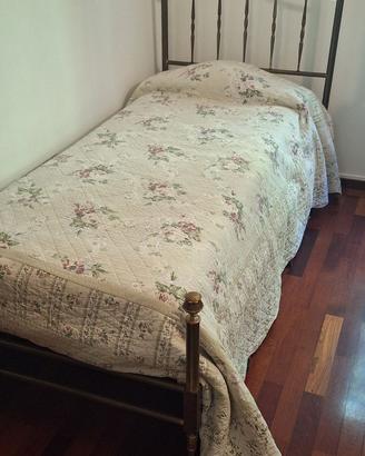 Letto in ottone con doghe in legno