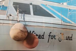 Barca a vela wired for sound