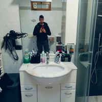 mobile bagno con lavabo e specchio