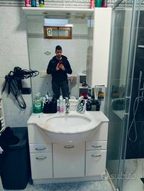 mobile bagno con lavabo e specchio