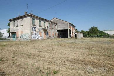 SELVAZZZNO su un lotto di 3000 mq. rustico/casolar