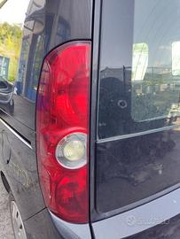 Fanale posteriore sinistro FIAT DOBLO del 2011