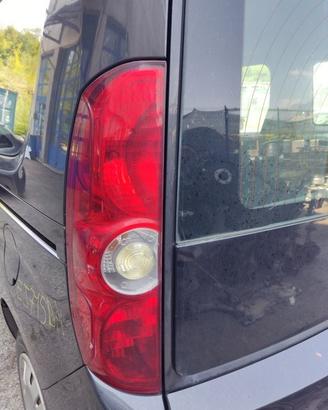 Fanale posteriore sinistro FIAT DOBLO del 2011